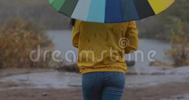 女人在伞下离去享受秋雨